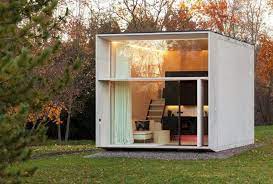 Desain eksterior rumah minimalis bagian depan rumah anda, seperti pagar rumah yang tersusun rapih dan sejajar yang menggunakan bahan dasar kayu yang elegan dan indah. Punya Rumah Kecil Tenang Ini 7 Desain Eksterior Rumah Yang Bisa Dicoba
