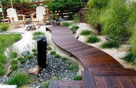 Trail Im Garten 24 Ideen Zu Beeindrucken Homedesign Backyard Landscaping Wooden Pathway Backyard Beach