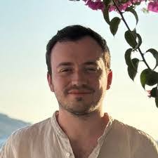 Demi Roberts's Instagram, Twitter & Facebook