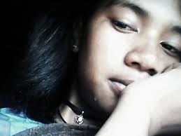 Saino ihany Malala ô Moa mba tsapanao ny vesatriny jaliko Moa mba hitanao  ny ratra sy tomaniko Manepoka ny aiko an'alin'ny'hirifiry Mikiky ny aty  foko ny sento makadiry Saino re malala, f'aza'hodina