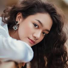 What are some strong female romance drama action stories?