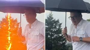 Piendaradio - Juan Diego Alvira estuvo cerca de ser impactado por un rayo durante grabación en Medellín El periodista Juan Diego Alvira vivió un angustiante momento mientras grababa una nota en Medellín,