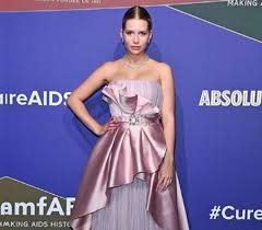 Lottie moss is the younger sister of supermodel, kate moss. Lottie Moss Wiki Age Height Boyfriend Net Worth Family Bio