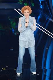 Tra i cantanti che si sono esibiti sul palco nella terza serata del festival di sanremo 2020, anche ornella vanoni che ha duettato con alberto urso. I Jeans Stretti Di Ornella Vanoni A 85 Anni Boom