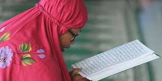 (al qur'an itu diturunkan) dengan bahasa arab yang jelas. alif lam mim. Mengenal Pengertian Dan Apa Itu Nuzulul Quran Halaman All Kompas Com