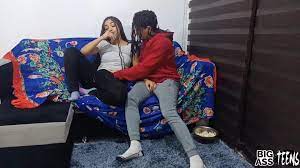 A festa de pijama com a meia-irmã fica fora de controlo, eu gozo na sua  rata e meto a minha pila no seu cu grande e fofo, ela faz-me um grande  broche