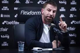 “Mau caráter, arrogante, soberbo, hipócrita.” Depois de Pedrinho ofender Bap, o Flamengo nega o Maracanã ao Vasco. Guerra vai seguir na Justiça