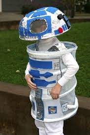 Die gruseligsten r2d2 kostüm kind für schaurige horrorfeten finden sie in dieser kategorie großer auswahl star wars 7 captain phasma 1/2 maske kinder kostüm zubehör silber. R2d2 Kostum Selber Machen Maskerix De Buchwoche Kostum Kostume Selber Machen Halloween Kinder