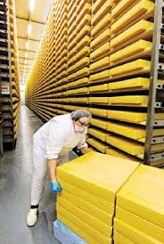 Betriebe wie die salzburgmilch sehen dies als verpflichtung und investieren größtmögliche sorgfalt in den gesamten produktionsablauf. Die Kaserei Will Noch Viel Mehr Milch Pressreader