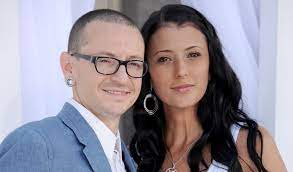 Jul 21, 2021 · chester bennington's widow remembered the late linkin park frontman as a rock star who liked making dad jokes, in a touching instagram post marking the fourth anniversary of his death. Talinda Benningtons Neuer Lebensabschnitt Witwe Von Chester Bennington Heiratet