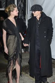 Kendisine şiddet uyguladığı gerekçesiyle mayıs ayında boşanmak için dava açan heard, son olarak depp'in kendi parmağını keserek evdeki banyoya kanıyla 'beni billy bob thornton ile aldattın' şeklinde mesaj. Amber Heard And Johnny Depp S Pda At Texas Film Awards Popsugar Celebrity