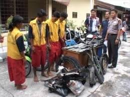 Mylli sana 5 aylar önce. Ibu Anak Dan Calon Menantu Dibekuk Karena Curi Motor