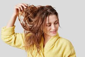 Avec cette technique, un joli dégradé composé de mèches de longueur différente se créé : Cheveux Fins 3 Conseils Pour Epaissir Les Cheveux Naturellement