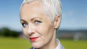 Non si sa molto dei suoi primi anni a salerno, che tanta importanza hanno senza dubbio avuto nella sua formazione, come pure si ignorano le sue prime letture, i suoi primi incontri (tra gli altri, con il critico letterario francesco bruno, che lesse per primo e ordinò le sue poesie), le sue amicizie. Ich Mochte Dass Die Sexualitat Meiner Figuren Einen Freiraum Darstellt Ehrengast Norwegen Frankfurter Buchmesse 2019 Der Traum In Uns