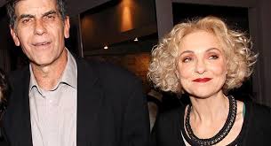 Η κόρη της ηρώ στην επίσημη πρεμιέρα της. Sthn Kefalonia O Giannhs Mpezos Kai H Natalia Tsalikh Deite Fwtografies Apo Tis Diakopes Toys Reader Gr