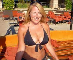 MILF on vacation | Scrolller