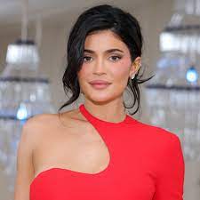 Honestly, Kylie Jenner Should Bleach Her Brows Permanently — See the Photos  | Allure