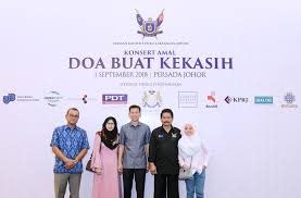 Jiwa ku hening ketika melihat dirinya pergi raga ku rapuh ketika melihat tak ada lagi senyum dirinya hatiku rapuh ketika ku tak dapat lagi menyentuh dirinya dunia seakan membelah dua malam ini tak ada sinar rembulan dan kerlip bintang dirinya tak ada desiran angin lagi yg menyentuh raga ini kekasih hati ku ? Konsert Amal Doa Buat Kekasih Permodalan Darul Ta Zim