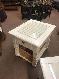An american signature coffee table is offered. American Signature Coffee End Delmarva Furniture Consignment