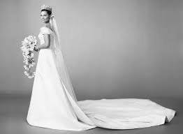 Kronprinsessan victoria anländer till lovisa ulrikas matsal på kungliga slottet, där utrikesnämnden samlats för möte. Kungahuset