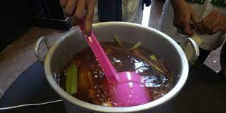 Bir halal ini konon katanya tercipta dari pengaruh budaya minum alkohol dan wine orang belanda saat zaman kolonial dahulu. Ingin Membuat Bir Pletok Sendiri Begini Caranya