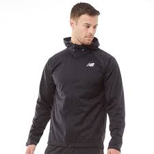 Each pair of new balance made shoes is rooted in authentic american or british craftsmanship and represents our unwavering commitment to those. New Balance Herren Wasserabweisende Laufjacke Schwarz