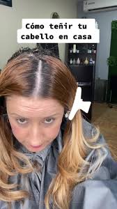 Como teñir tu cabello en casa 🖌️ En mi caso tengo dos dedos de crecimiento  en raíz aplique dos tonos diferentes : 1 tubo de 8.0 + 1 tubo de 8.13 con  peroxido de 20 vol. De la casa de @wellahair color ...