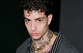 Tony Effe: «Mio padre mi dava 150 euro alla settimana, ero un povero del  centro e lo soffrivo»