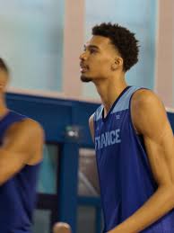 Wemby, GOAT d’ici 10 ans ? #wemby #wembanyama #victorwembanyama #basketball #netflix #onregardequoi