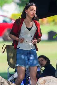 The enormous dinosaur skull that millie bobby brown and julian dennison are walking around on a soundstage at the village roadshow studios on the gold coast is, obviously, fake. Millie Bobby Brown Filming Godzilla Vs Kong 13 Gotceleb