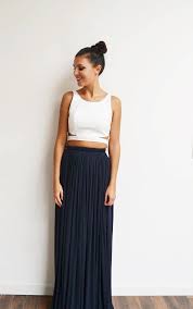 Ouverture par bouton rond gravé et zip invisible côté. Epingle Sur Jupes Longues Boheme Taille Haute Plissee Fluide Tendance Mariage