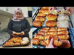 بتي بان المخابز بدون أي مجهود بدون توريق ونسبة قليلة من الزبدة بتي بان بعجينة المسمن Youtube In 2020 Food Breakfast Sausage