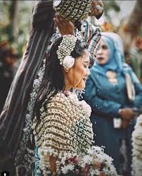 .pinten materi rasukan adat basahan engkang kito susun mawi basa jawi supaya gampangake yaiku busana ingkang dipunginakaken ing upacara adat istiadat utawa upacara adat surakarta. Ini Urutan Upacara Siraman Dalam Pernikahan Adat Jawa
