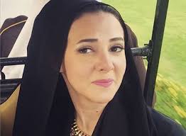 زارت الفنانة إيمي سمير غانم، قبر والدها الفنان الكبير سمير غانم في الجمعة الرابعة له داخل قبره بعد رحيله الشهر الماضي، متأثرًا بإصابته بفيروس كورونا المستجد. Ø¯Ù†ÙŠØ§ Ø³Ù…ÙŠØ± ØºØ§Ù†Ù… ÙˆØ¥ÙŠÙ…ÙŠ ØªØªÙ†Ø§ÙØ³Ø§Ù† Ø¹Ù„Ù‰ Ø¥Ù†Ø³ØªØ¬Ø±Ø§Ù… Ø¨Ø¨Ù†Ø·Ù„ÙˆÙ† Ù…Ù…Ø²Ù‚ Ø´Ø§Ù‡Ø¯