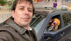 Eles disfarçam e ela não fica desconfiada. Recem Separado Manuel Marques Vive Novo Amor Com Atriz De Festa E Festa