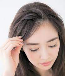 邪魔な前髪どうにかしたい 伸ばしかけ前髪の流し方 仕事中におすすめ ピンで留めるこなれアレンジ 美的 com 前髪アップヘア 簡単ヘアアレンジ 前髪 40代 ヘアアレンジ