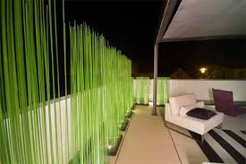 Sichtschutz Fur Balkon Terrasse Mit Sticks Von Extremis Tagsuber Wirken Diese Grunen Kunststof Terrassengestaltung Balkon Sichtschutz Terrasse Selber Machen