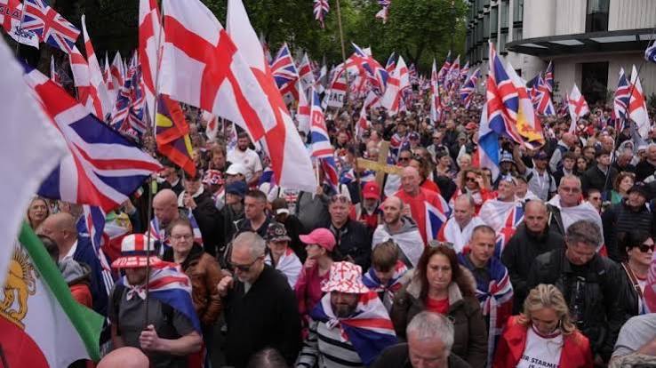 Forty-three arrests after enormous £4.5m police operation keeps rival London protests apart - BBC News