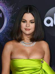 Check out selena gomez's latest blond shade, which features her signature dark hair color peeking out from underneath. Selena Gomez Ist Nicht Wiederzuerkennen Als Sie Dunkles Haar Fur Platinblonde Locken Zieht Aktuelle Boulevard Nachrichten Und Fotogalerien Zu Stars Sternchen