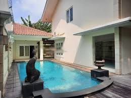 Namun, rumah yang berusia lebih 60 tahun yang terletak di jalan kebun sultan itu, sebenarnya didiami lima beranak yang menyewanya sejak 16 tahun lalu pada kadar rm150 sebulan. Sewa Rumah Bulanan Jakarta Selatan Dari Yang Murah Hingga Premium