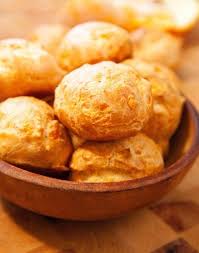 Gougeres Au Fromage Traditionnelles Recette En 2020 Recette Gougere Gougere Fromage Recettes De Cuisine