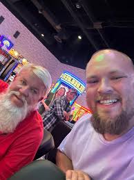 Can yall please help me remove the people in the background