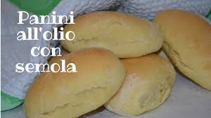 Neanche in tempo a mettere i panini nel cestino che. Panini All Olio Con Farina Di Semola Morbidissimi Youtube