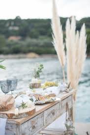 Chateau de languedoc, saint victor la coste. Le Chic De La French Riviera Avec Cette Inspiration Mariage Entre Terre Et Mer Table Mariage Chic Decoration Mariage Mer Mariage Au Bord De La Mer