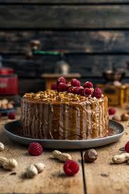 Sahne steif schlagen, einen teil auf dem einen boden verteilen, himbeeren darauf geben, restliche sahne darauf habe die torte mit erdbeeren gemacht und ansonsten wie in der anleitung. Im Tortenhimmel Schoko Erdnuss Torte Mit Himbeeren Mitliebezurtorte