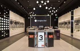 New Digital Signage For Sunglass Hut Stores Retail Design World Retail Design Digital Signage Restaurant Interior Design