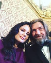 Na premiérovém dílu taneční soutěže stardance se ale objevila v šatech, které by na herečku mohly prozradit více než jen výraznější tvary. 7npc2 Es5yupam