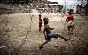 Juegos de accion juegos para ninos de aventuras juegos para ninos de deportes juegos de naves y 10 dibujos de fútbol para colorear dibujar con los niños. Imagen De Ninos Jugando Futbol En El Barrio Venezuelan Children Play Soccer At The Resplandor Shantytown Photographic Print Con Imagenes Cancha De Futbol Imagen De Ninos Haciendo Deporte Para Imprimir