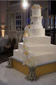 Magnifique Our 27 Inch Square Cake Stand Available For Rent To Dallas Fort Worth Brides Gold Cake Stand Luxury Cake Square Wedding Cakes Fancy Cake Stands