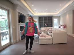 Please excuse me while i cry in peace in my micro studio apartment. Video 16 Year Old Jojo Siwa S Mansion Tour On Youtube